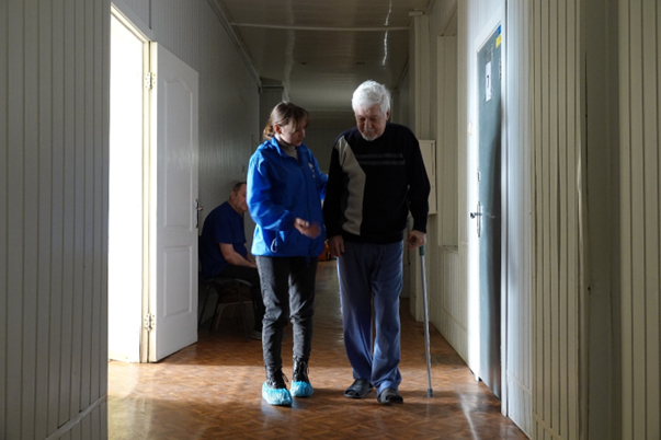 Bakanov Serhiy Mykhailovych et sa femme ont &eacute;t&eacute; d&eacute;plac&eacute;s de leur maison dans la r&eacute;gion de Bakhmut apr&egrave;s avoir subi de nombreux bombardements et activit&eacute;s de guerre. Ils re&ccedil;oivent un soutien psychosocial de l'&eacute;quipe de HI, et Mykhailovich b&eacute;n&eacute;ficie &eacute;galement de services de r&eacute;adaptation, car il a des difficult&eacute;s &agrave; marcher apr&egrave;s s'&ecirc;tre remis du covid-19. Photo: &copy; O.Marikutsa / HI<br>