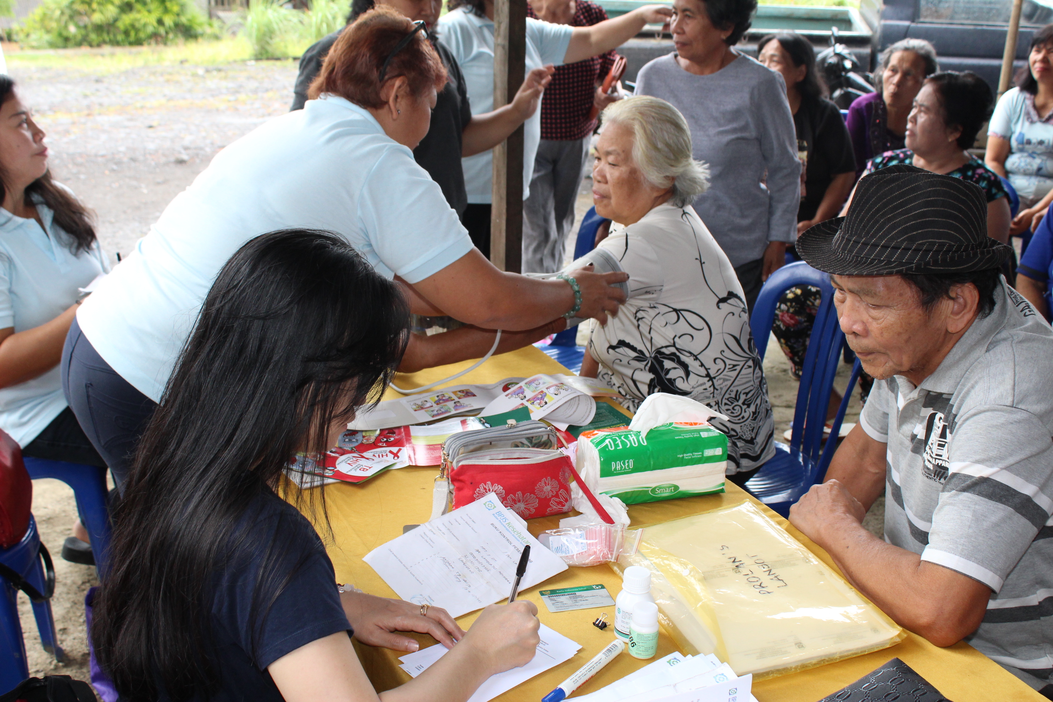 Medical check-up of older persons at the monthly local health service post organised by the Elderly Group, volunteer health cadres and health professionals (North Sulawesi, Indonesia) Photo: @ Peter van Eeuwijk