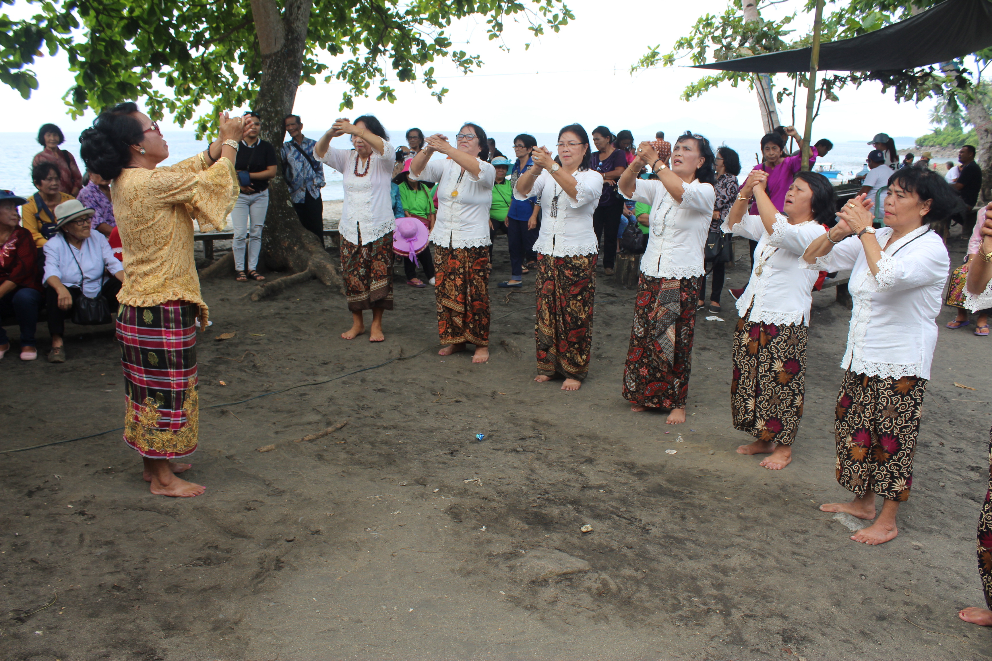 Biannual meeting of boards of Elderly Groups on provincial level at the beach including traditional dance performance (North Sulawesi, Indonesia) Photo: @ Peter van Eeuwijk
