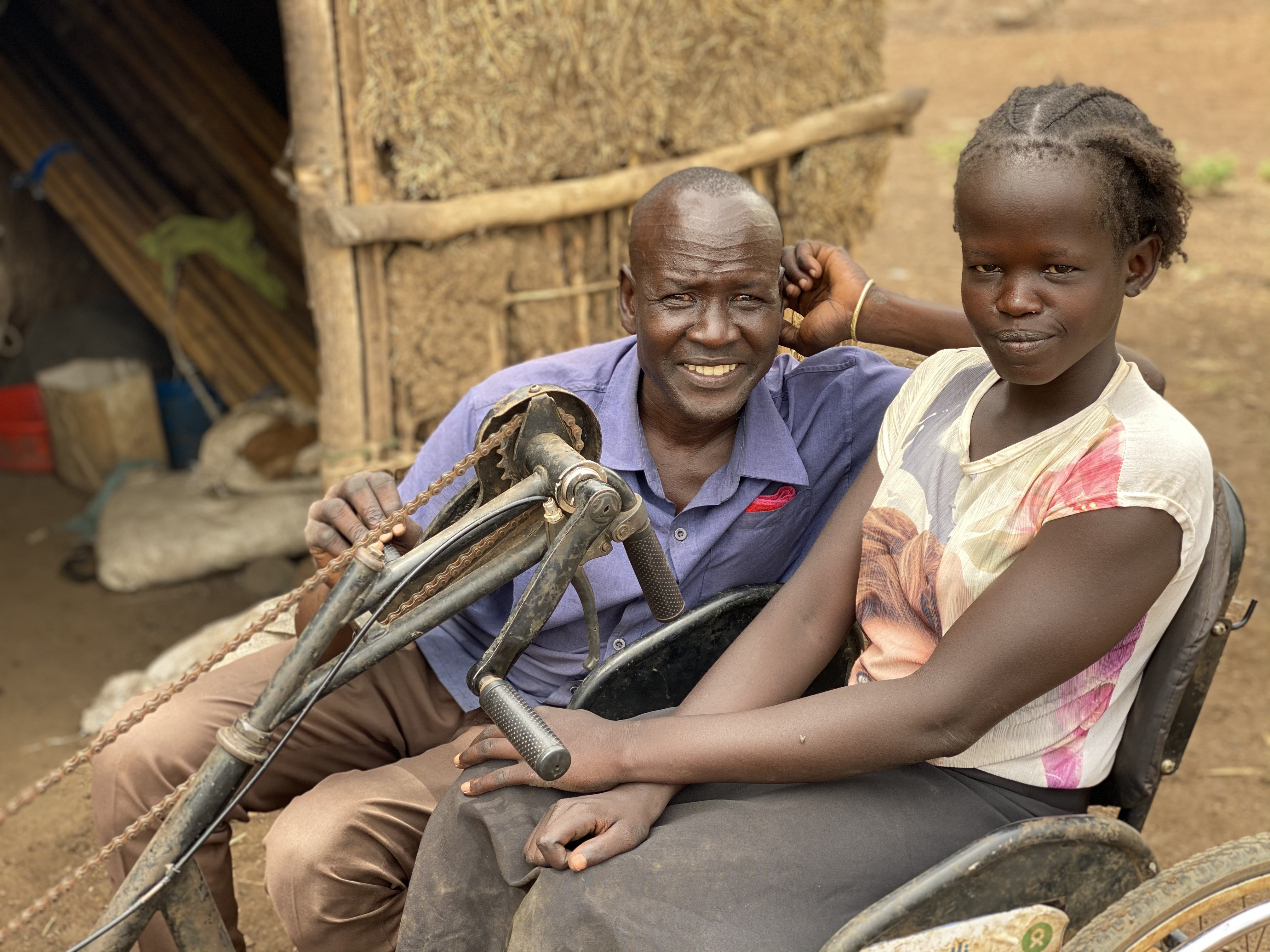 Nyadouth est n&eacute;e au Sud-Soudan et a une d&eacute;ficience physique sur ses deux jambes. Gr&acirc;ce &agrave; HI, elle a maintenant un tricycle qui lui offre la libert&eacute; d'&ecirc;tre mobile et d&rsquo;aller &agrave; l&rsquo;&eacute;cole. Photo: &copy; Till Mayer / HI