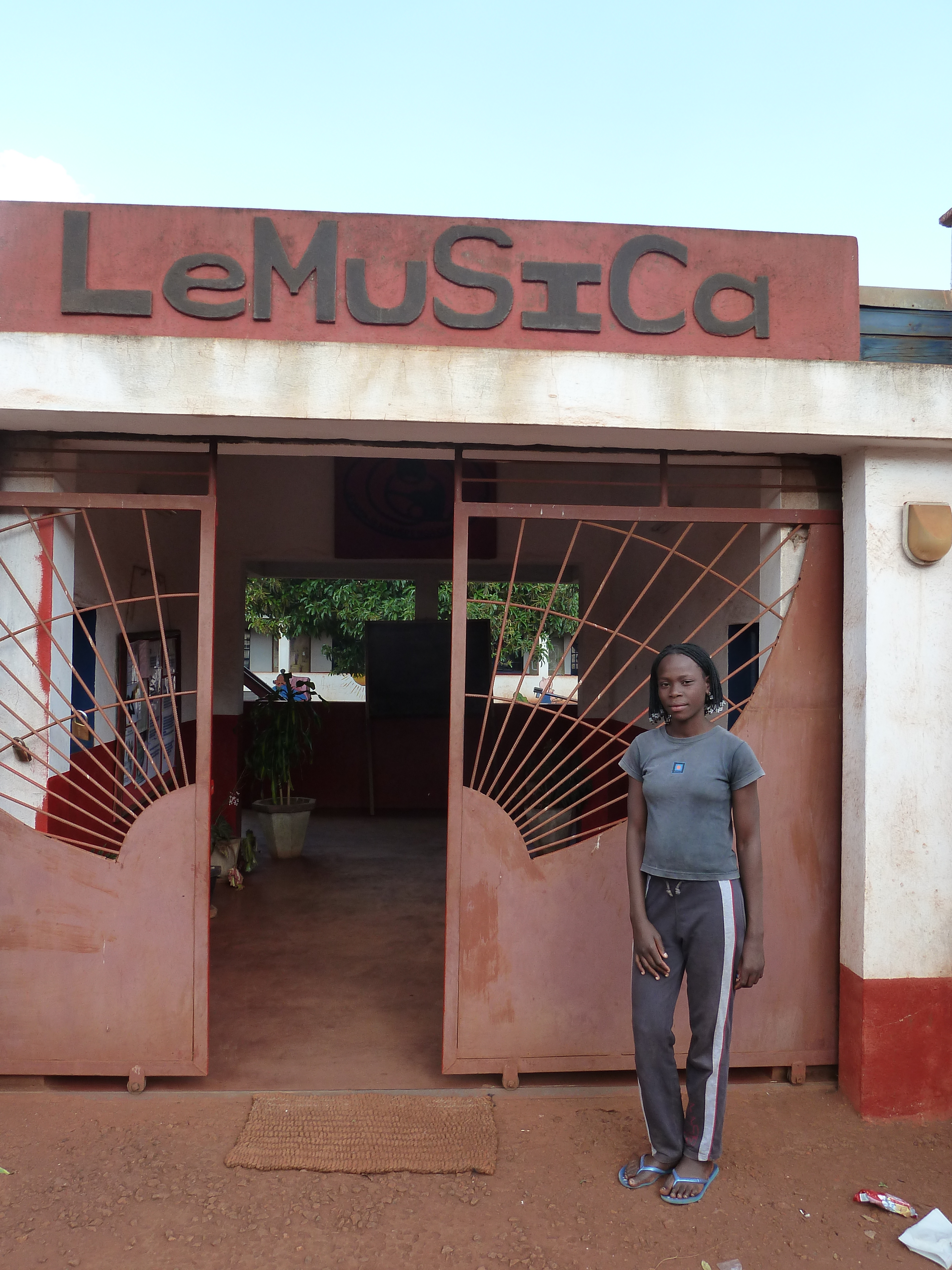 14-j&auml;hriges M&auml;dchen vor dem Zentrum von LeMuSiCa. Das M&auml;dchen hat im Zentrum von LeMuSiCa seit ihrem 9. Lebensjahr Schutz und Betreuung erhalten.